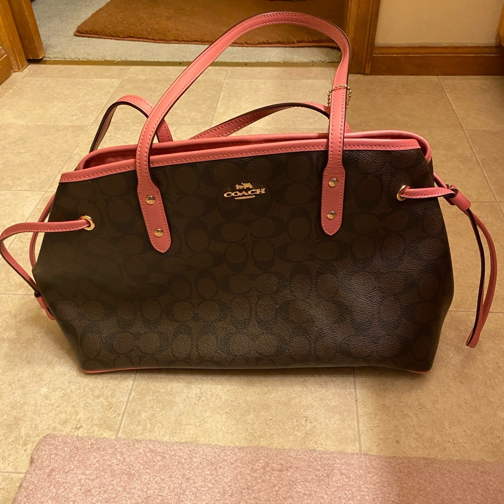 Spacious Coach bag!! Lightly used